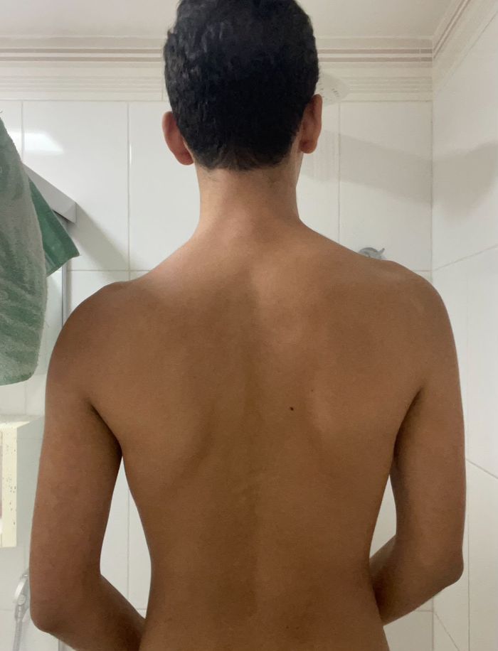 Costas de aluno antes do treino