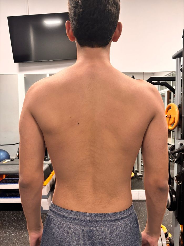 Costas do mesmo aluno depois do treino