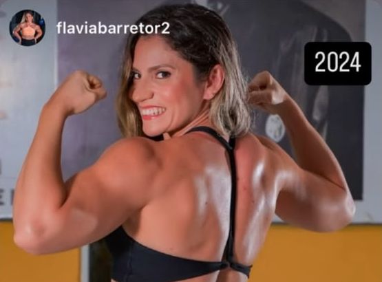 Flávia de costas em 2024