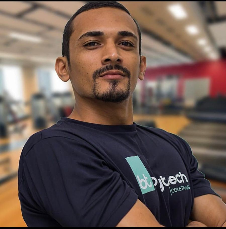 Júnior Oliveira, personal trainer, na academia